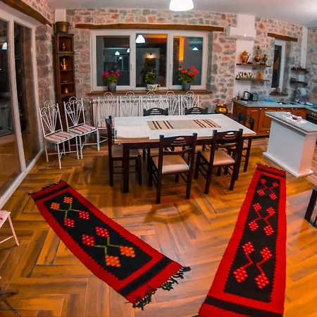 Vintage House At Shkodra Lake 招待所 *